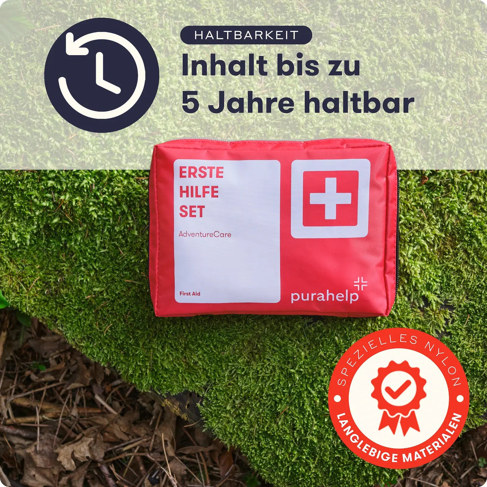 Outdoor Erste-Hilfe-Set mit 5 Jahren Haltbarkeit auf Moos liegend