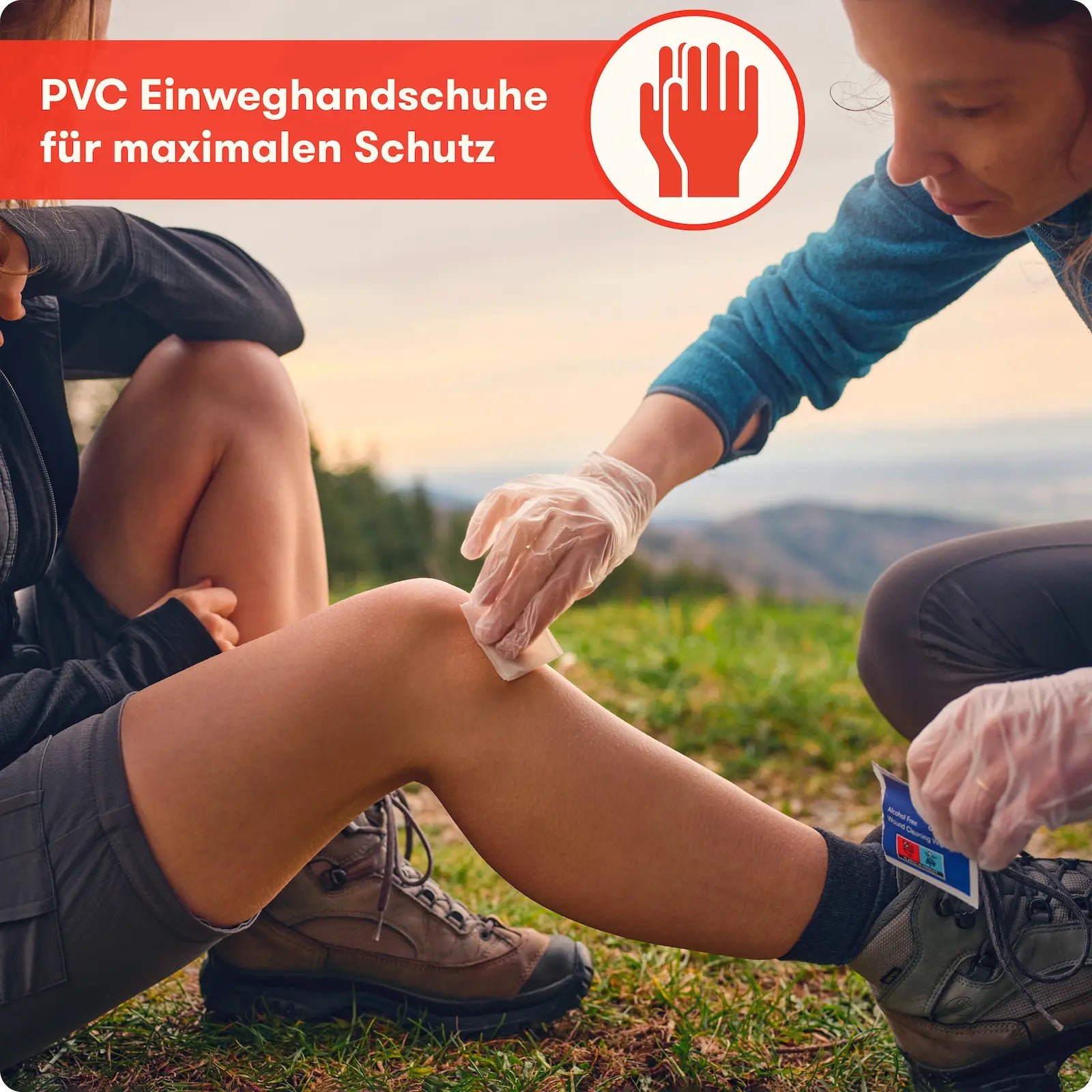 Wundversorgung beim Wandern mit PVC-Einweghandschuhen aus dem Erste-Hilfe-Set für Outdoor