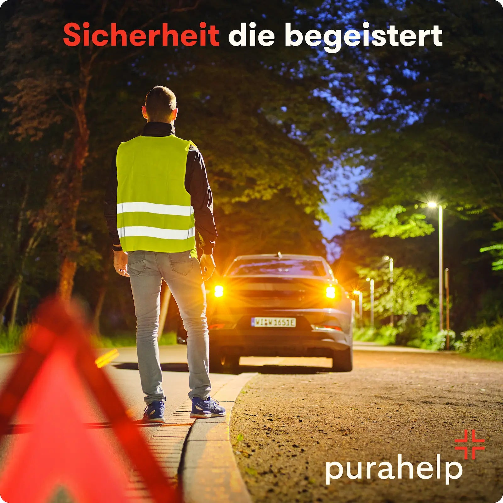 Motorradfahrer mit Warnweste sichert Unfallstelle ab, Purahelp Verbandskasten DIN 13167