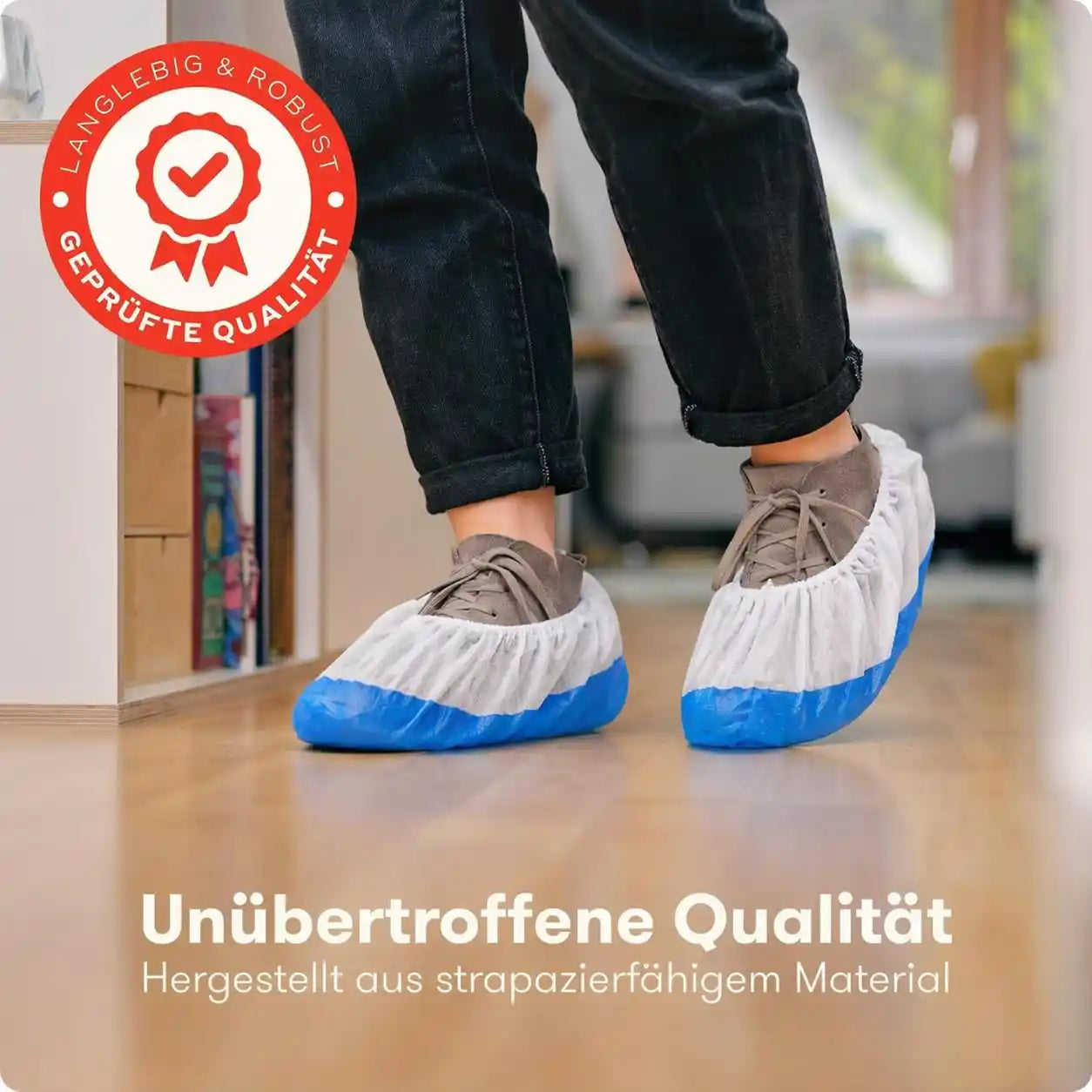 Person trägt blaue Schuhüberzieher auf sauberem Innenboden
