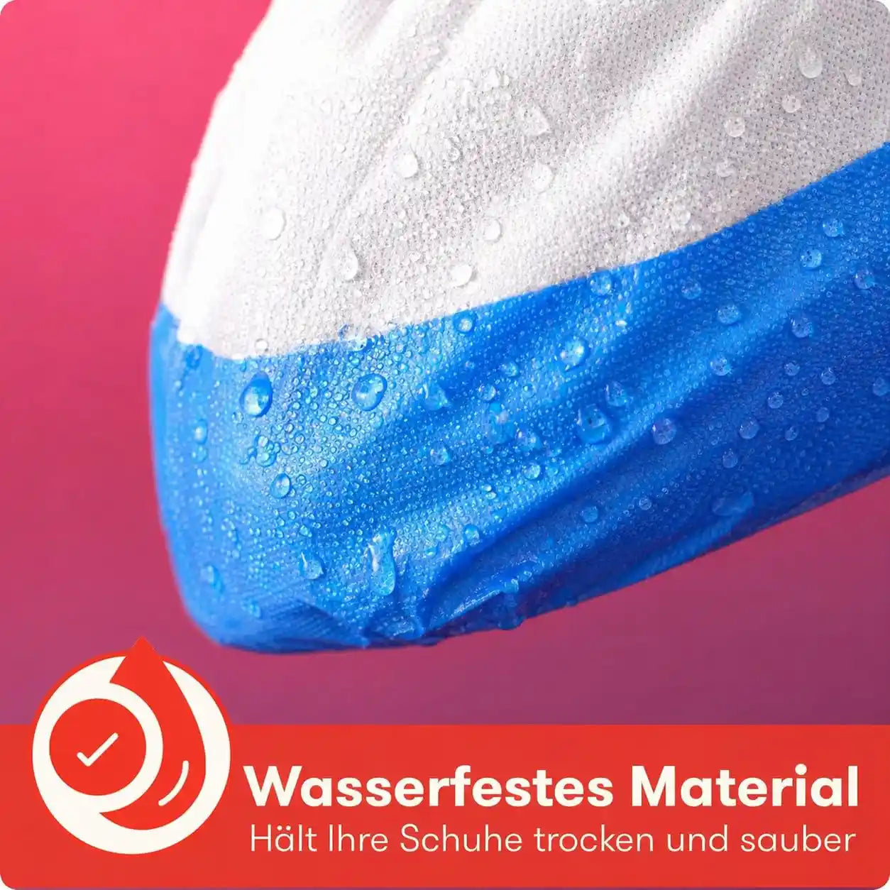 Nahaufnahme wasserabweisender blauer Schuhüberzieher mit sichtbaren Tropfen