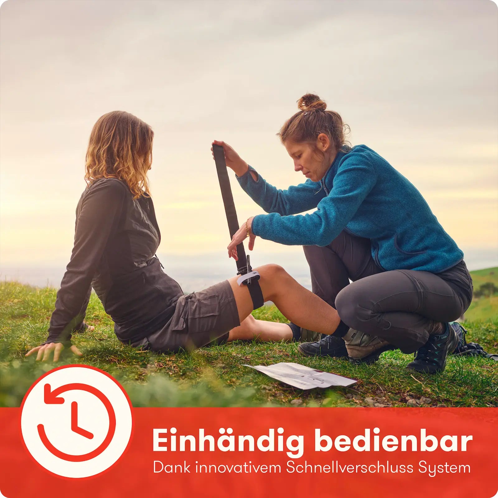 Anwendung eines Tourniquets durch eine Person im Gelände – ideal bei Notfällen unterwegs